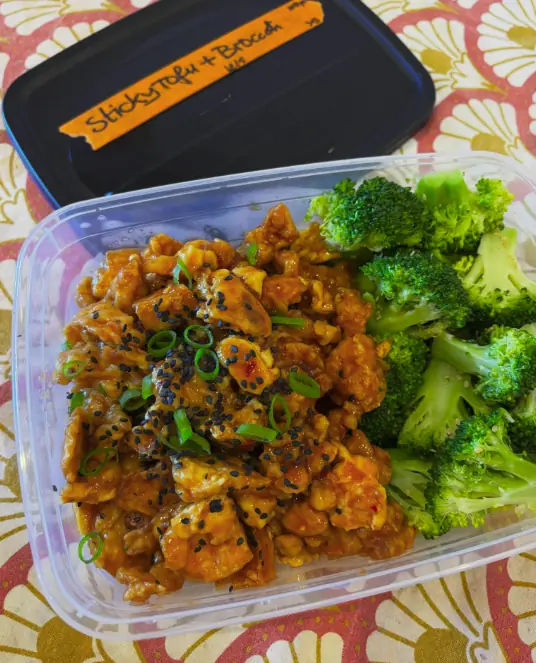 Carmanyola de tofu glacejat amb bròquil